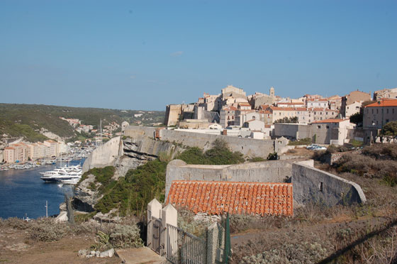BUNIFAZIU - Vista della cittadella e in basso il porto naturale