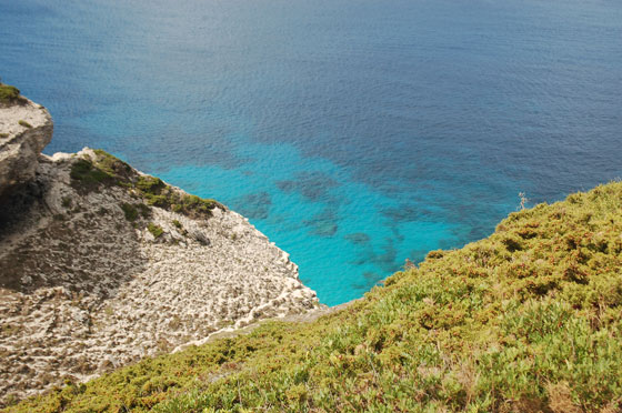 CORSICA DEL SUD - Dalle bianche scogliere di Bonifacio splendida vista sulle acque cristalline e sui fondali delle Bocche