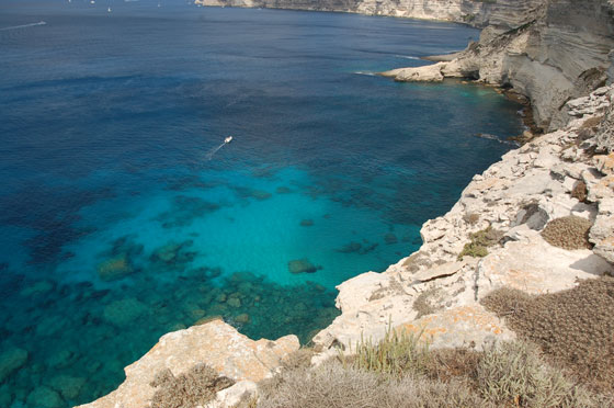 CORSICA DEL SUD - La luce solare illumina i fondali marini ed esalta il contrasto cromatico tra le bianche scogliere e le acque turchesi delle Bocche di Bonifacio