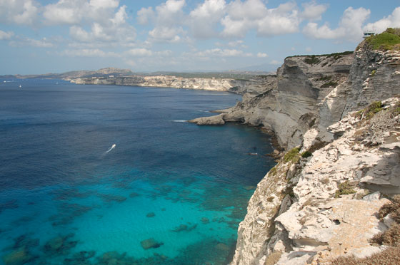 CORSICA DEL SUD - Da Cap Pertusato ammiriamo il panorama sulle bianche scogliere di Bonifacio e sugli splendidi fondali marini multicolori sotto di noi