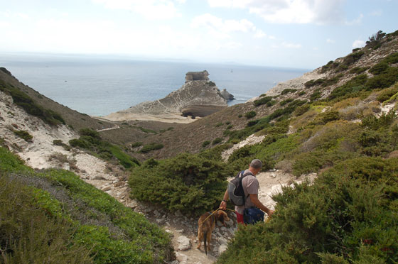 SENTIERO DELLE FALESIE - La mulattiera che conduce all'isolotto e alla spiaggia di Saint-Antoine
