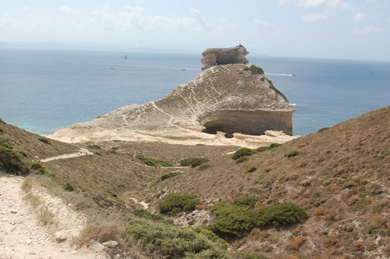 VERSO PLAGE DE SAINTE ANTOINE - L'isolotto di roccia calcarea domina la scenografica spiaggia di St Antoine