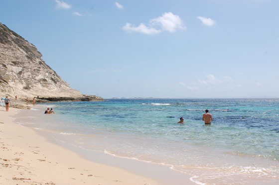 PLAGE DE SAINTE ANTOINE - Sabbia bianca e acque turchesi in un ambiente naturale scenografico, sono buoni motivi per raggiungere questa spiaggia nascosta tra le scogliere
