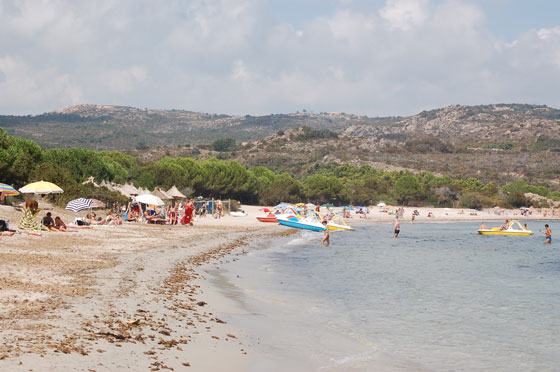 BAIA DELLA RONDINARA - Al mattino la famosa baia tra Bonifacio e Porto Vecchio comincia già a riempirsi di bagnanti