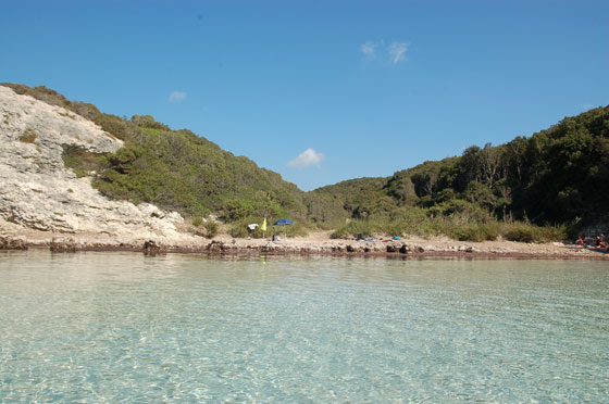 PLAGE DE PARAGUAN - Isolata e protetta, questa spiaggia dalle acque cristalline ci sembra un sogno in confronto alla ben più turistica Baia della Rondinara
