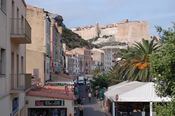 BONIFACIO - La cittadella sullo sfondo di Quai Jèrome Comparetti