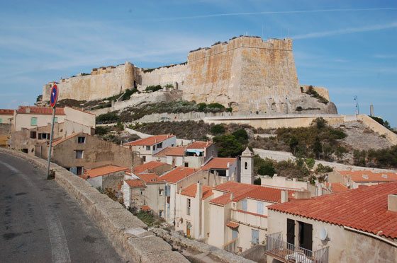 BUNIFAZIU - La fortezza vista da Avenue Charles de Gaulle