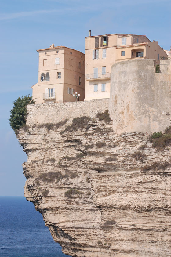 BONIFACIO - Le case della cittadella arroccate sulla falesia sembrano così fragili e sull'orlo di un precipizio