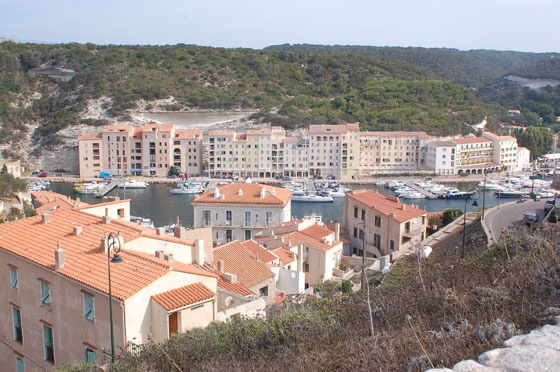 BONIFACIO - Dal sentiero delle falesie vista su La Marina oltre Avenue Charles de Gaulle