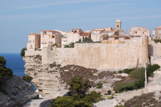 BONIFACIO - La cittadella fortificata vista dal primo tratto lastricato del sentiero delle falesie