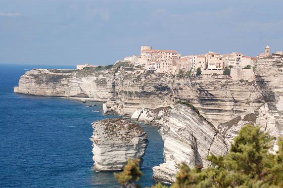 BONIFACIO - Le falesie calcaree rappresentano uno degli scenari naturali più affascinati della Corsica