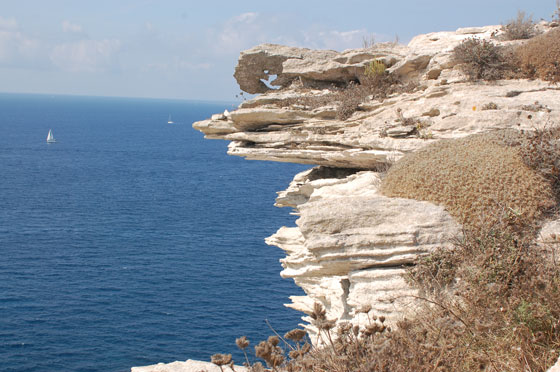 BOCCHE DI BONIFACIO - Il profilo delle bianche falesie si staglia sul mare turchese e sul cielo terso