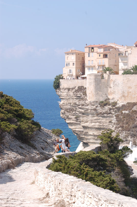 BONIFACIO - Dal sentiero delle falesie e dal mare si avverte la posizione precaria della cittadella arroccata sulla cima delle bianche falesie calcaree