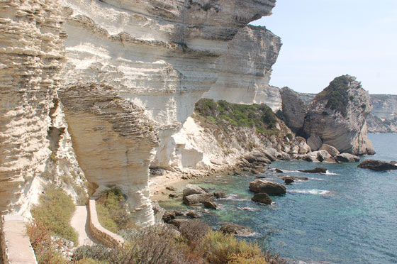 PLAGE DE SUTTA-ROCCA - Piccola e scenografica, questa spiaggia si trova ai piedi della cittadella di Bonifacio e si può raggiungere a piedi da una ripida scalinata
