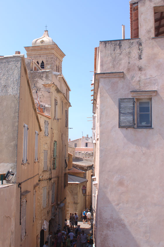 BONIFACIO - Dal Bastion de l'Etendard vista sulle stradine della città vecchia e sul campanile della chiesa Ste-Marie-Majeure