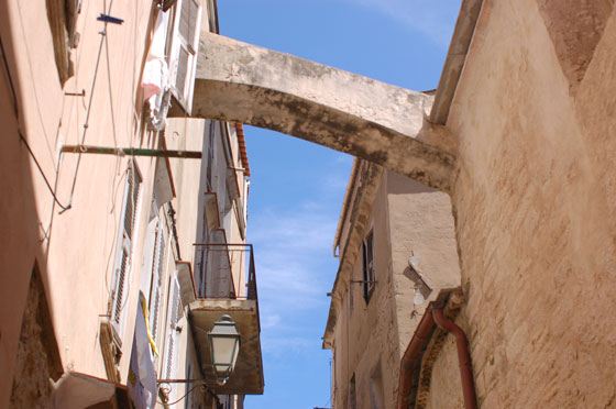 CORSICA DEL SUD - A testa in su per i vicoli di Bonifacio