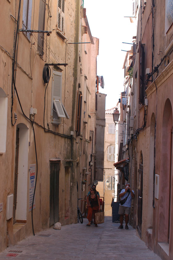 BONIFACIO - All'interno della Città vecchia, in rue des Deux Empereurs, la strada principale della città durante la dominazione genovese, vi soggiornarono Carlo V e Napoleone I