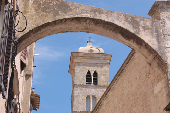 BONIFACIO - Tra gli archi rampanti svetta imponente il campanile di Santa Maria Maggiore