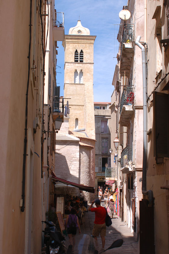 BONIFACIO - Dirigendosi verso Place du Marché si percepisce tra i vicoli della cittadella il campanile di Santa Maria Maggiore