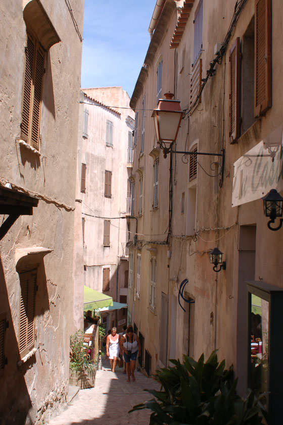CORSICA DEL SUD - Bonifacio, dal nome del Marchese di Toscana che la fondò nell'828, fu colonia genovese per quasi cinque secoli 