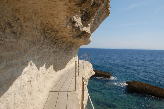 ESCALIERS DU ROY D'ARAGON - Il percorso appena visibile scavato nella falesia raggiunge una grotta  inaccessibile nota come 