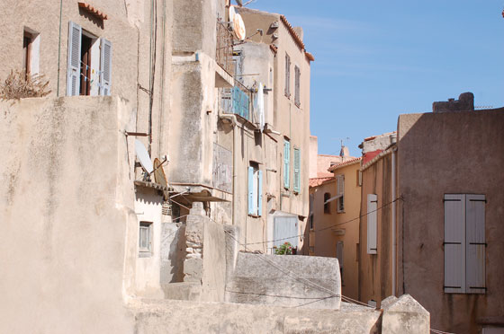 BONIFACIO - Haute Ville - chiari intonaci a calce enfatizzati dalla luce solare