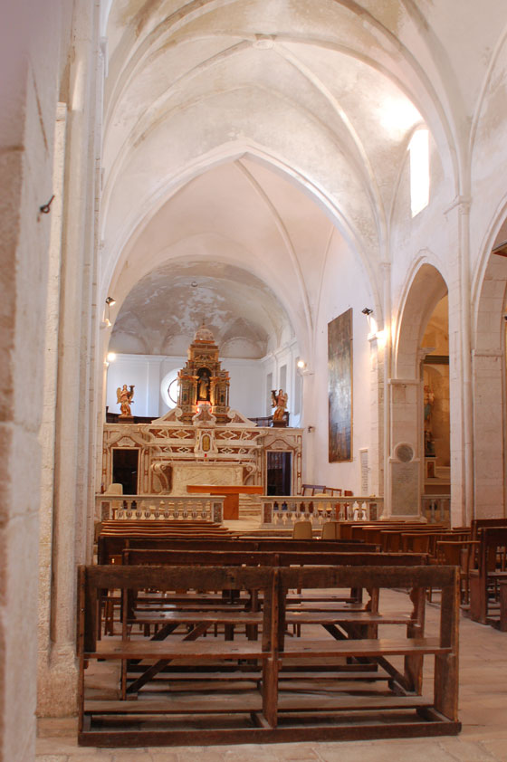 SAINTE DOMINIQUE - La navata con volte a crociera ogivali