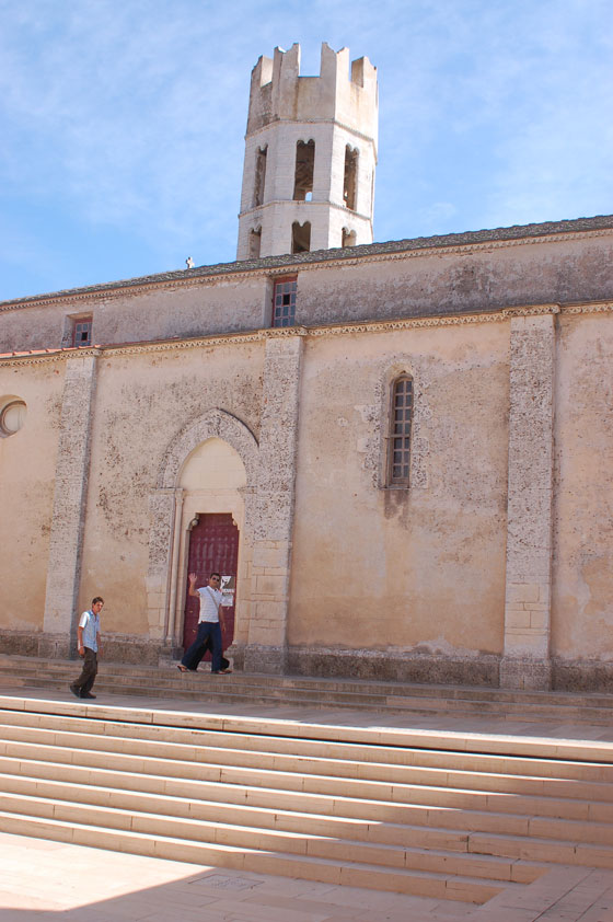 BONIFACIO - Il tipico campanile merlato della chiesa gotica di Saint-Dominique