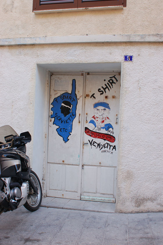 BONIFACIO - Graffiti su un vecchio portone della cittadella