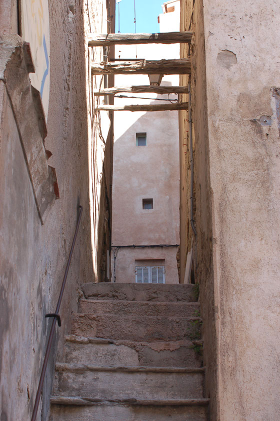 CITTÀ VECCHIA - Caratteristici scorci tra i vicoli della cittadella