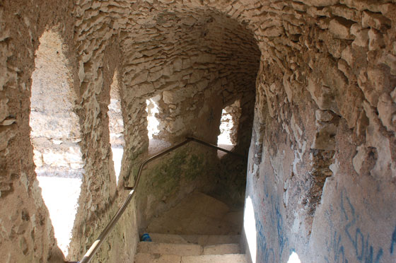 BONIFACIO - L'ingresso al chemin de ronde, dietro l'Ufficio del Turismo nella Haute Ville