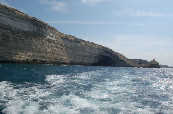 BOCCHE DI BONIFACIO - La scia della barca - ci allontaniamo dalle grotte du Sdragonato e ci dirigiamo verso le Calanque de Fazzio