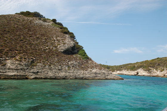 BONIFACIO - Con le escursioni in barca si può fare il giro del del fiordo e dei calanchi fino alla grotta dello Sdragonato e ammirare dal mare la città