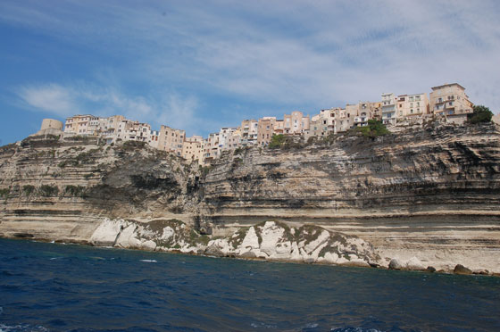 BONIFACIO - Dalla barca e dal mare si avverte la posizione precaria della città sulla cima delle magnifiche falesie calcaree