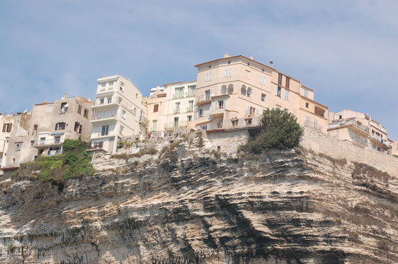 BOCCHE DI BONIFACIO - Dal mare le case della cittadella arroccate sulla falesia, sembrano ancor più precarie e fragili