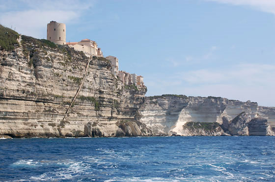 BONIFACIO - Dalla barca si riconoscono il Torrione e la ripida scalinata del Re d'Aragona