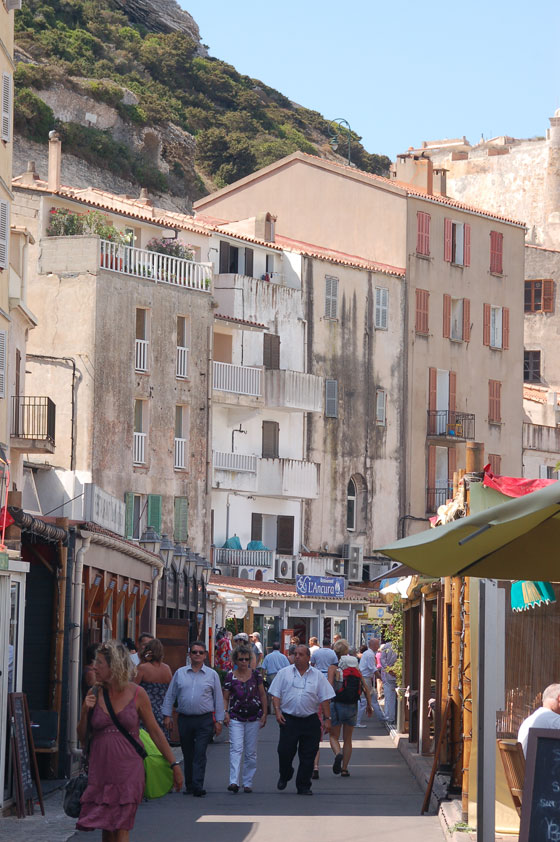 BONIFACIO - La Marina è il moderno quartiere cresciuto intorno al porto turistico con alberghi, bar, ristornati lungo il cammino quai Comparetti