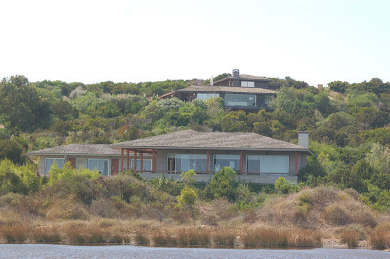 CORSICA DEL SUD - Lussuose ville moderne nella tenuta de Lo Spérone, ben mimetizzate, per materiali e proporzoni tra la vegetazione della collina