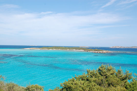 POINTE DE SPERONE - L'azzurro intenso del mare contrasta con il green del golf - lo scenario è mozzafiato