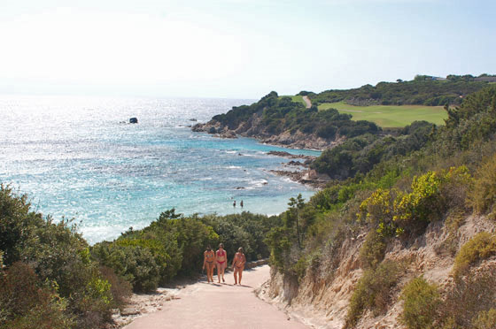 POINTE DE SPERONE - Scendiamo verso Plage du grand Sperone, circondata dai campi da golf
