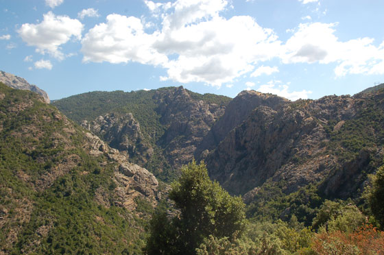 DA PORTO ALLA FORET D'AITONE - Il paesaggio montuoso alle spalle di Porto e della costa