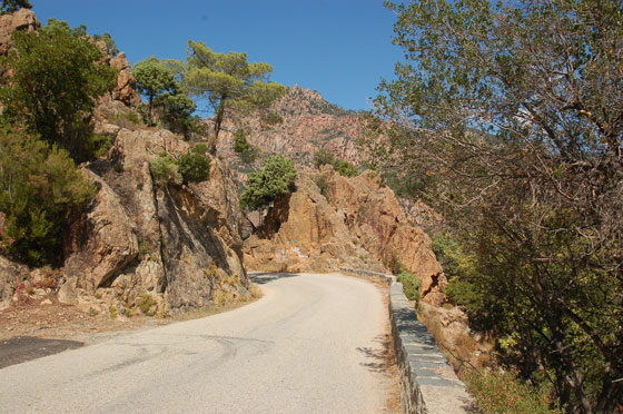 VERSO LA FORET DE AITONE - La strada tagliata nella roccia