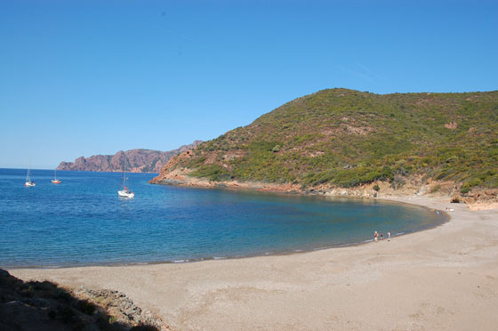 INSENATURA DI TUARA - Qui ci siamo fermati per fare un bagno rinfrescante e Mosè si è divertito a correre nella spiaggia quasi deserta