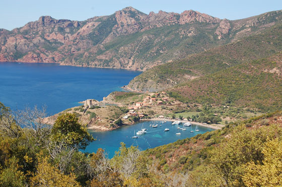 GOLFO DI GIROLATA - Dal bivio per il sentiero Mare e Monti Nord, si comincia a scorgere lo splendido
panorama su Girolata ed il suo golfo 