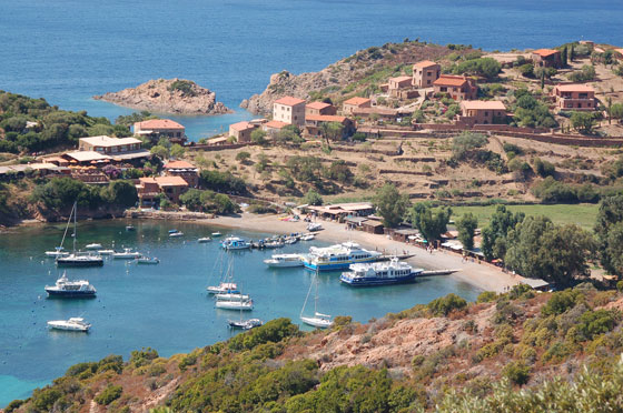 COSTA OCCIDENTALE - Zoom su Girolata - il villaggio si inserisce mirabilmente nel paesaggio