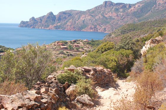 VERSO GIROLATA - Proseguiamo lungo il sentiero pedestre che porta al villaggio e ci gustiamo lo splendido panorama sul golfo