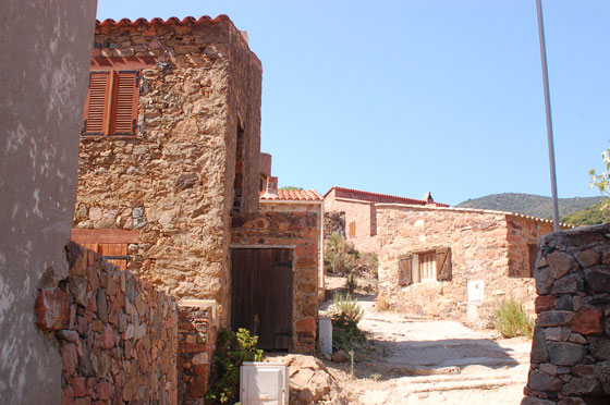 GIROLATA - Per le viuzze assolate e solitarie del villaggio