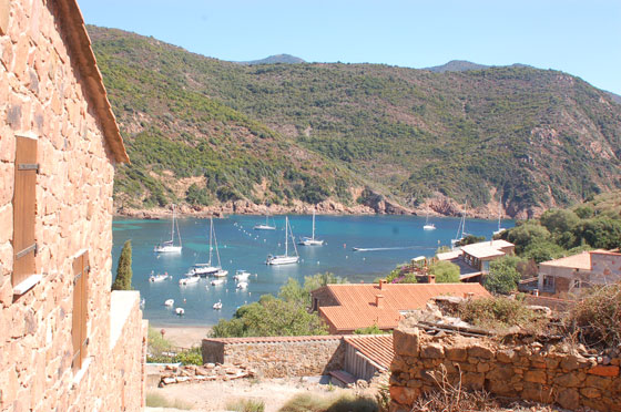 GIROLATA - Dalle stradine del villaggio scorci sulla baia, con le barche e gli yacht privati