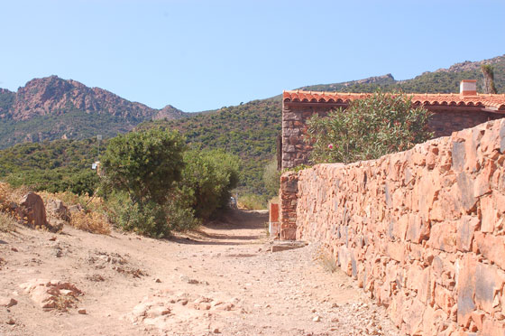GIROLATA - Il sentiero prosegue oltre il villaggio e preannuncia ulteriore trekking - noi torniamo indietro