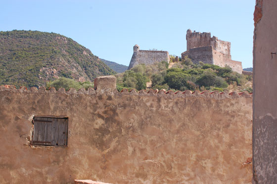 GIROLATA - Oltre un bel muro a calce si scorge la fortezza dai genovesi del 1530